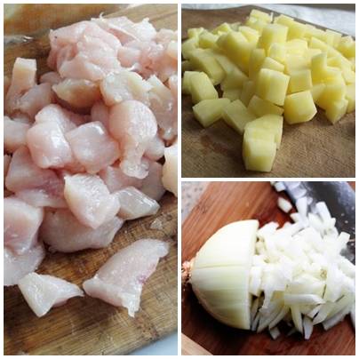 Начинка.  Нарезать мелкими кубиками филе курицы, картофель и лук.  Высыпать ингредиенты в миску.  Добавить соль, перец, всё перемешать.
