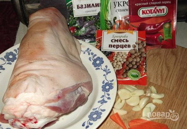 1. Рульку вымойте и обсушите бумажным полотенцем. Очистите и нарежьте мелко чеснок и морковь. Подготовьте специи, которые будете использовать.