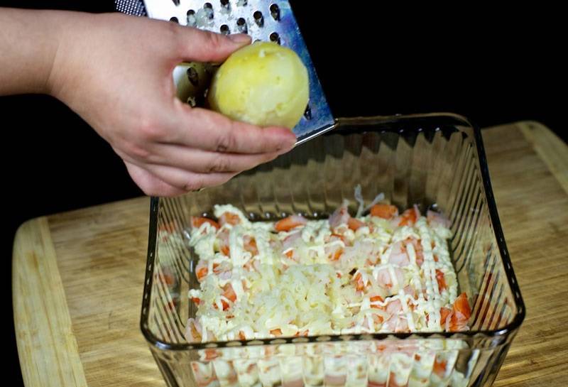 5. Картофель натереть на мелкой терке и выложить сверху ровным слоем. 