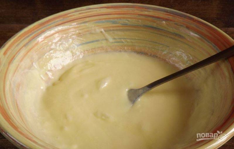 На водяной бане или в микроволновке растопите кусочек сливочного масла. Затем возьмите сырые яйца, отделите белки от желтков и соедините последние с растопленным сливочным маслом. 