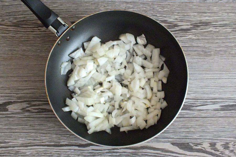 Разогрейте в сковороде 60 мл. растительного масла. Обжарьте до мягкости произвольно нарезанный лук.