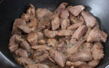4. Отправляем мясо жариться на сковороду. Обжариваем его с обеих сторон, солим и приправляем по своему вкусу.