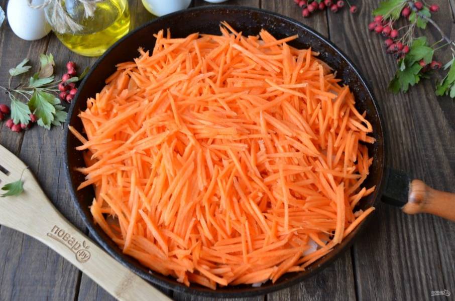 Морковь натрите на крупной терке (а лучше квадратной) и добавьте к луку. Жарьте овощи до полной готовности.