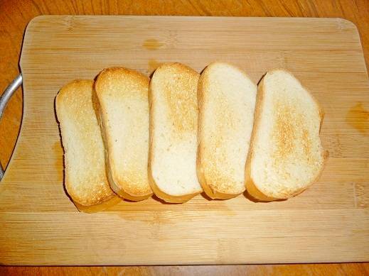 Хлеб слегка поджарьте.