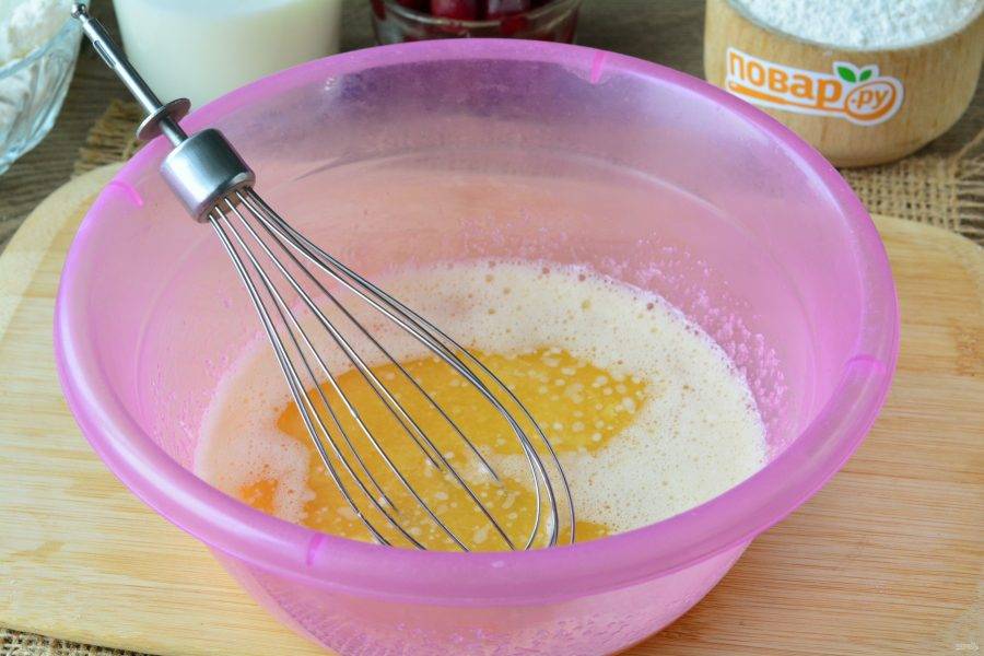 Хорошо взбейте яйцо с сахаром венчиком и влейте растопленное остывшее сливочное масло.