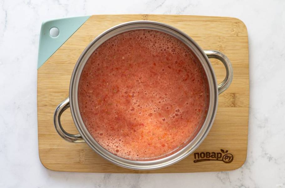 Измельчите в мясорубке лук, чеснок и помидоры. Получившуюся массу поставьте на средний огонь и доведите до кипения. Проварите примерно 5 минут.