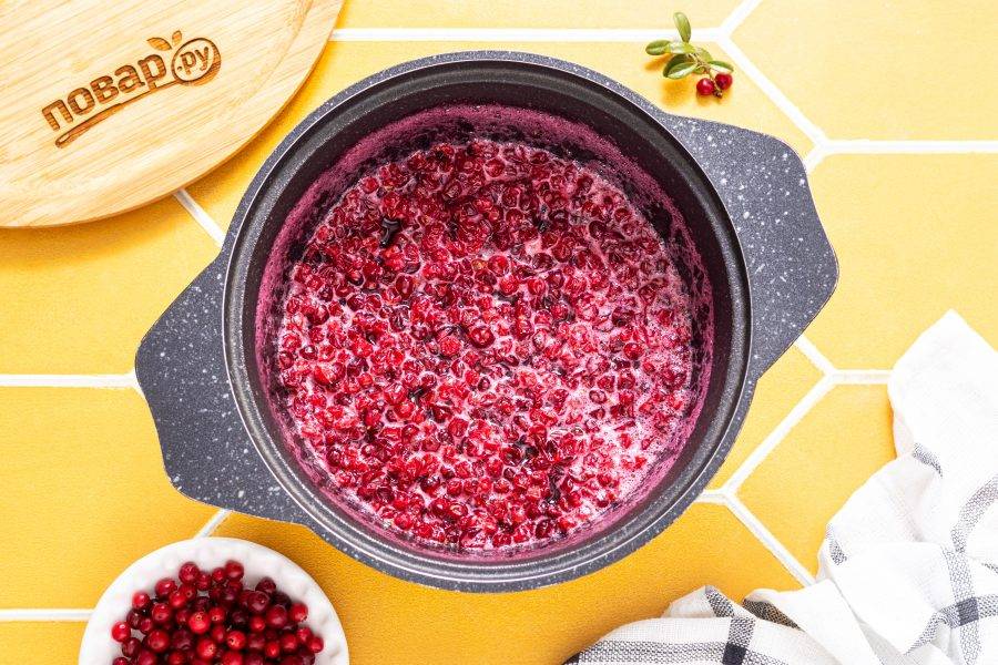 Все перемешайте. Варите на сильном огне в начале 10 минут.