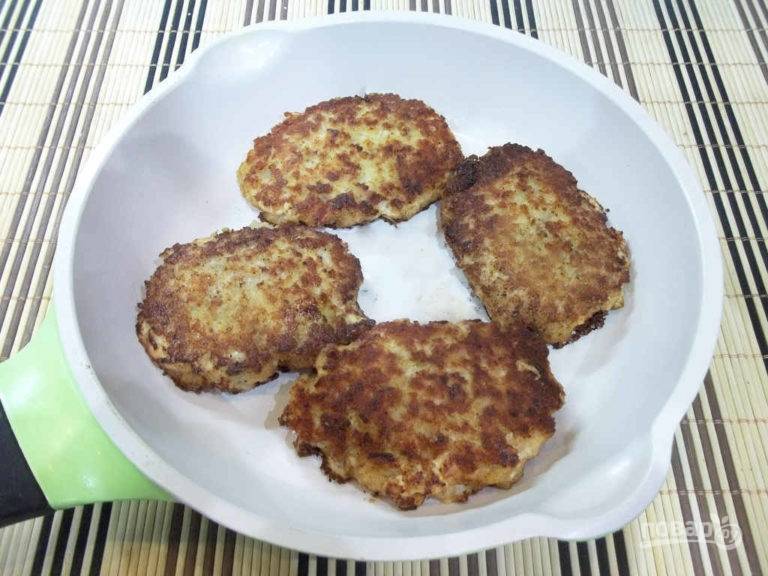 Разогрейте масло на сковороде. Начните в нём обжаривать котлеты.