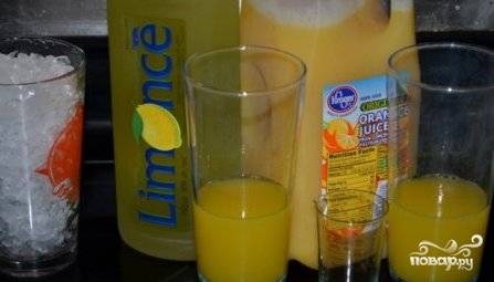 Выдавите сок из апельсинов или же приобретите качественный сок в магазине. Ликёр и сок разлейте пополам по двум стаканам.