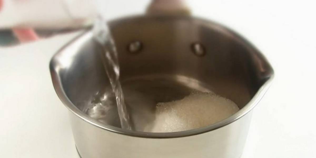 4. Приготовьте пропитку: сахар смешайте с водой, доведите до кипения, постоянно помешивая, и остудите. Для крема сахар смешайте венчиком с яйцом. 