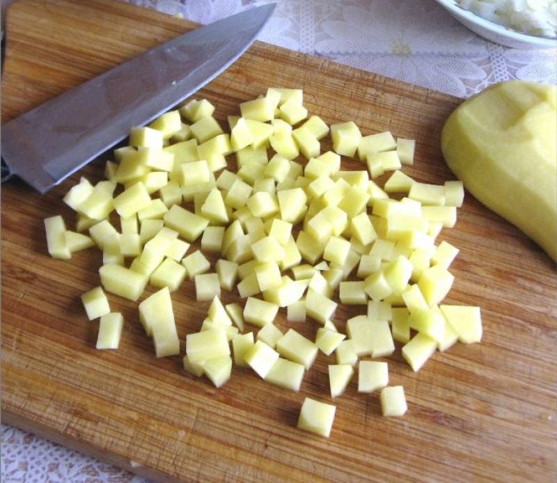 8. Картофель вымыть, очистить и также нарезать мелким кубиком. 
