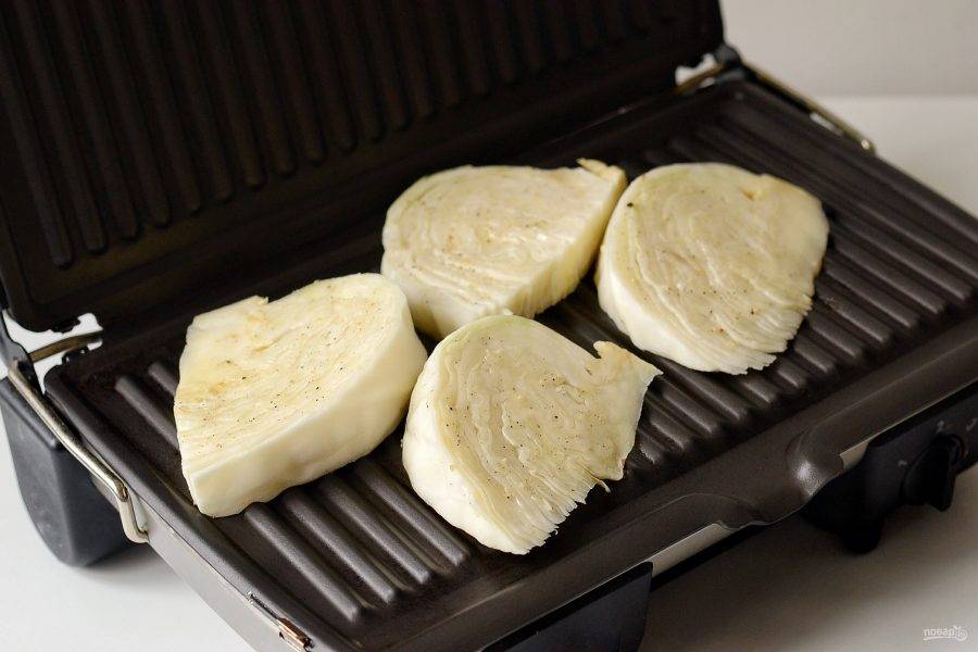 Обжарьте капусту на гриле 5-7 минут с каждой стороны. 
