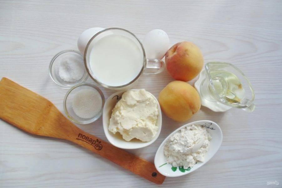 Подготовьте ингредиенты для приготовления блинов с творогом и персиками.