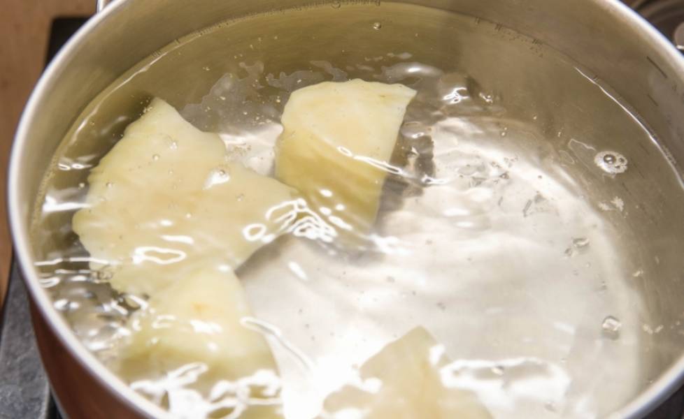 Варим очищенный картофель в подсоленной воде до готовности.