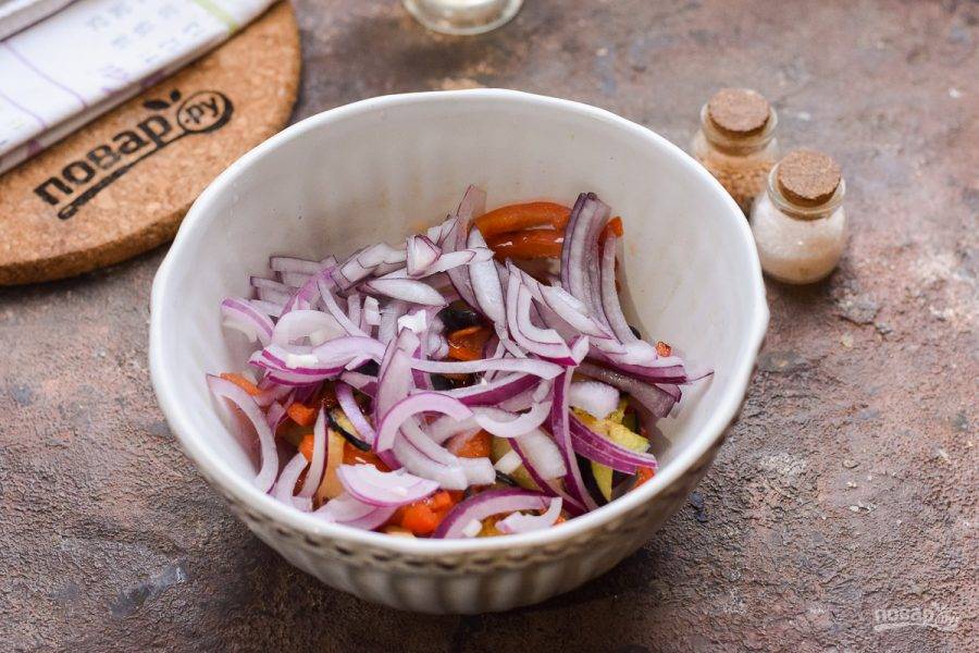 Готовые овощи слегка остудите и переложите в миску. Очистите и нарежьте полукольцами синий лук. Добавьте лук в салат.