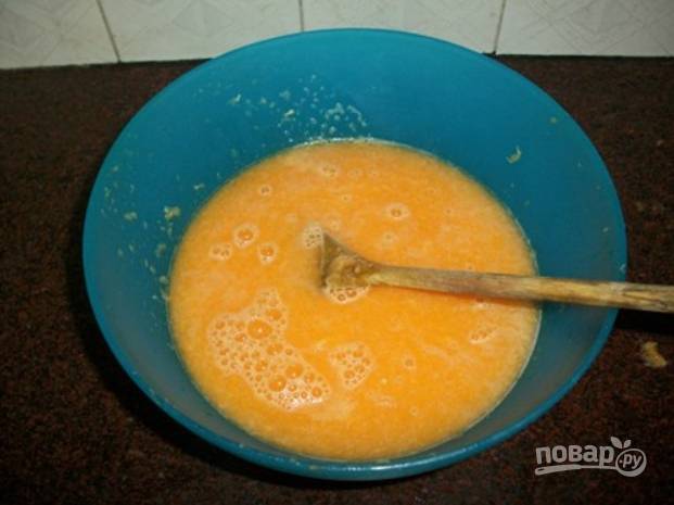 1.	Вымойте апельсины, выдавите из всех сок, если он с мякотью, то так даже лучше. 