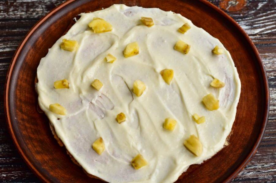Медовый торт с клубникой и бананами