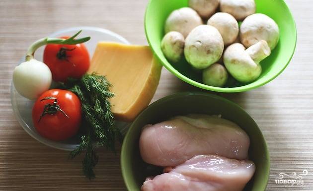 1. Из куриного филе можно быстро приготовить вкусное блюдо, которое дополняется грибами, сыром, помидорами и зеленью.