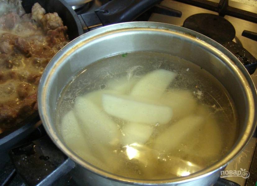 Вскипятите подсоленную воду. Положите в неё картошку на 5 минут.