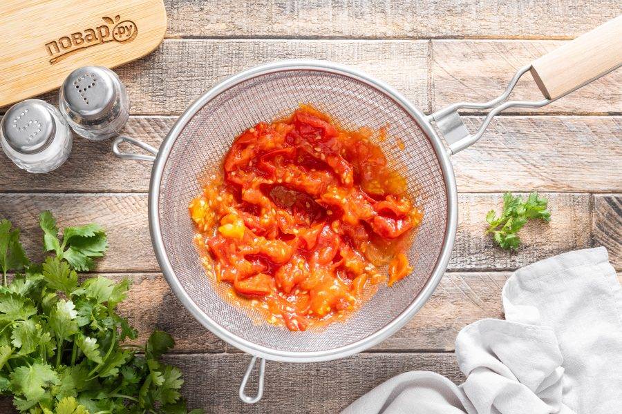 Протрите помидоры через мелкое сито от семян и шкурок.