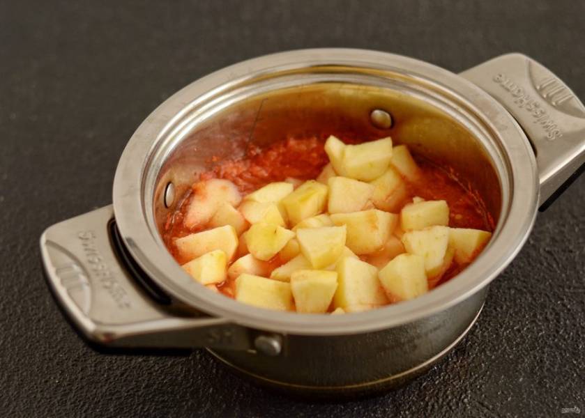 Яблоки очистите от кожуры, удалите сердцевину, затем нарежьте на квадратики среднего размера. Добавьте их к закипевшему томатному  пюре. 