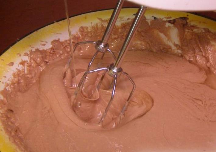 Взбиваем миксером творожно-шоколадную смесь. Затем вливаем желатин и взбиваем еще несколько минут.