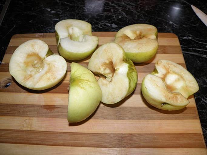 Яблоки чистим и режем на кусочки.
