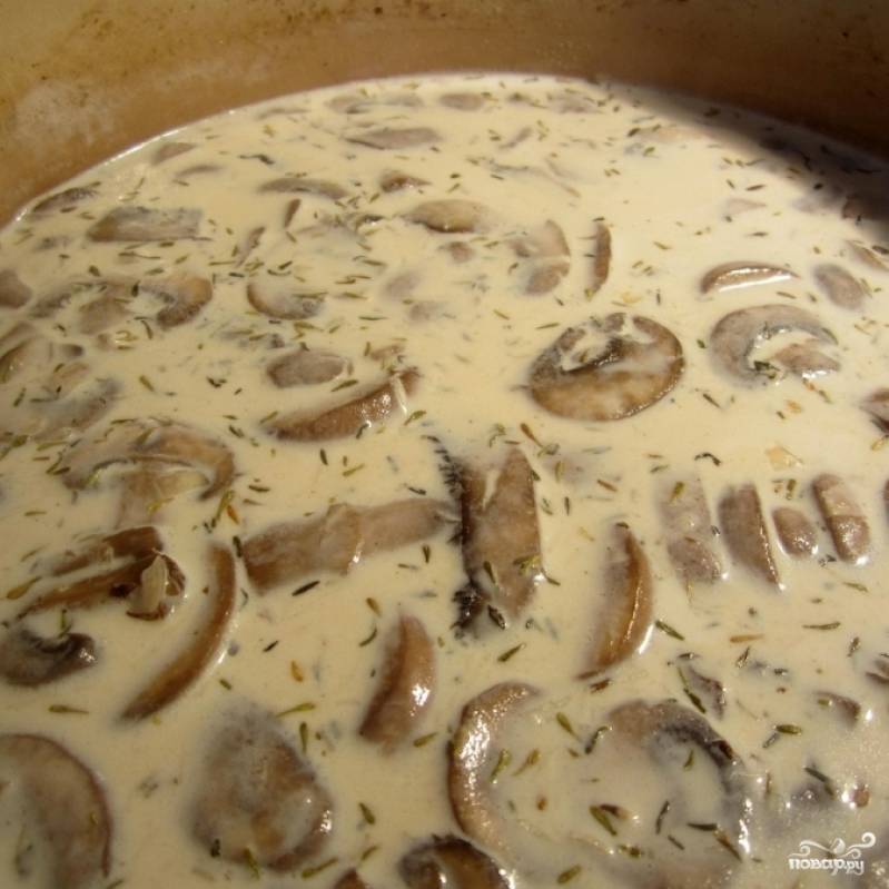 Доведите суп до кипения, после чего уменьшите огонь и варите еще 10 минут на медленном огне без крышки. Попробуйте суп на вкус, отрегулируйте на соль и перец.