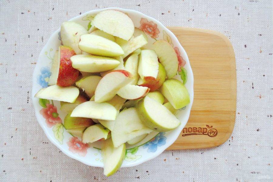 Яблоки помойте и нарежьте кусочками, удобными для приготовления сока в соковыжималке.