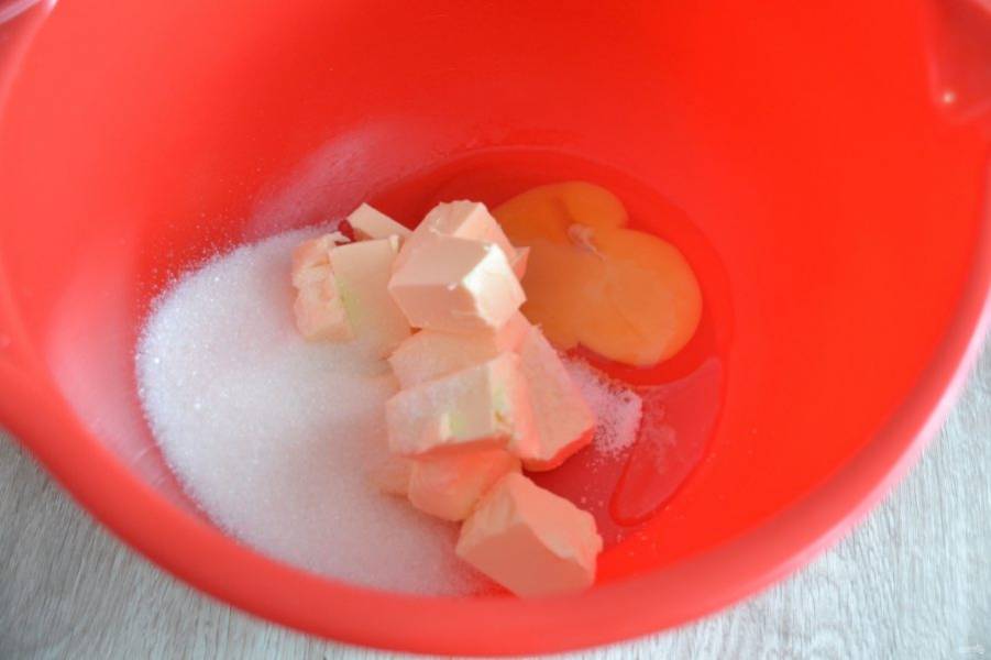 Приступайте к приготовлению теста, для этого смешайте 100 грамм мягкого масла и 75 грамм сахара, одно яйцо, щепотку соли, разотрите в однородную массу.