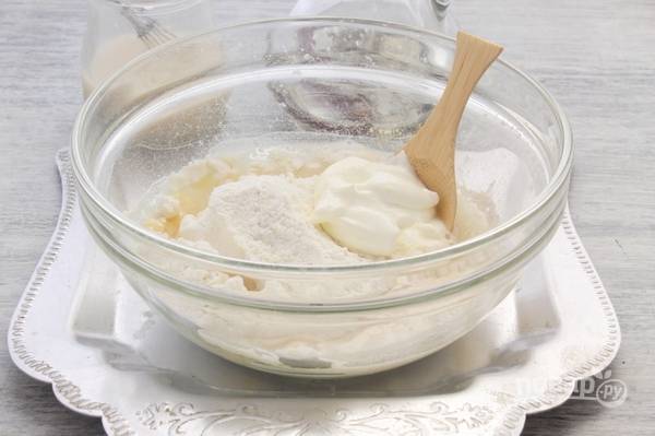 Замесите тесто. Смешайте просеянную муку с половиной чайной ложки соли, сметаной, опарой и маслом.