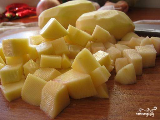 Картофель вымыть, почистить, нарезать кубиками.