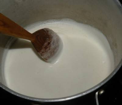 Пришло время приготовить крем. В миске смешиваем сахар и яйцо. Взбиваем до пенки. Добавляем молока и ставим на огонь. Доводим массу до кипения и снимаем с огня.