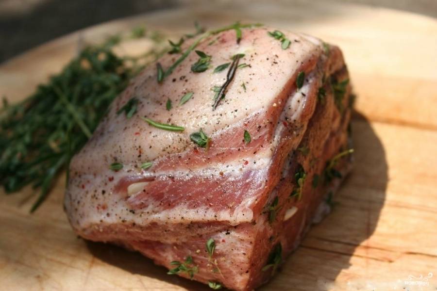 2. Мясо натрите свежим тимьяном и розмарином. Поставьте на 1-2 часа в холодильник, чтобы оно немного пропиталось маринадом.