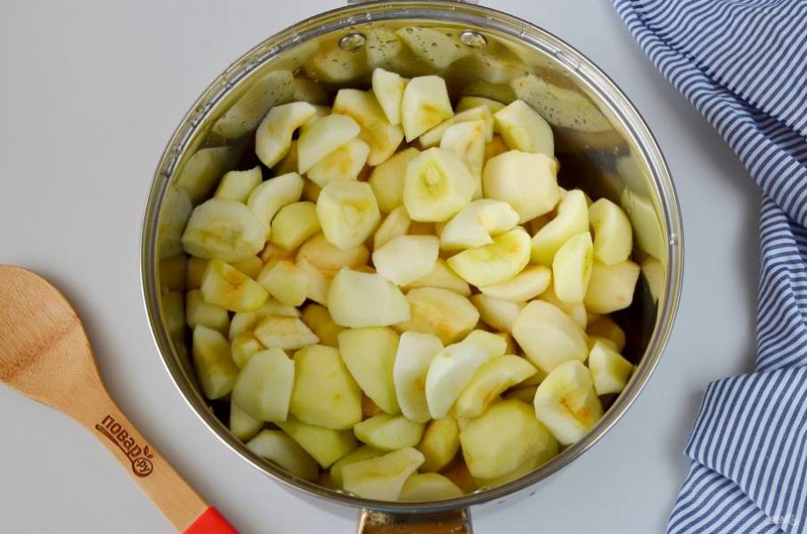 Очистите яблоки от кожуры и сердцевин.