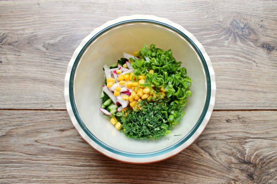 Зеленый лук и укроп порежьте и добавьте в салатник.