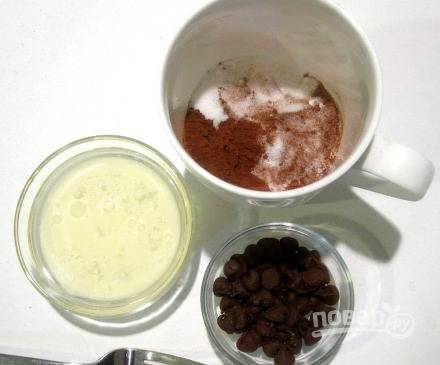 В кружке смешиваем сухие ингредиенты для кекса: сахар, какао, соль, ванилин, разрыхлитель и муку. Хорошо перемешаем.