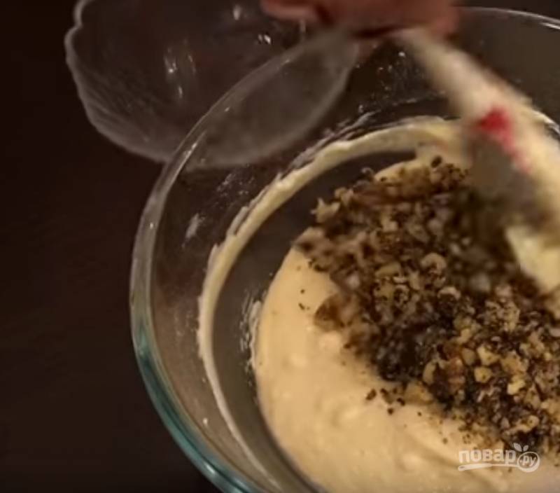 4. Соду погасите уксусом, добавьте в тесто. Орехи подробите скалкой, отправьте в тесто и перемешайте. 