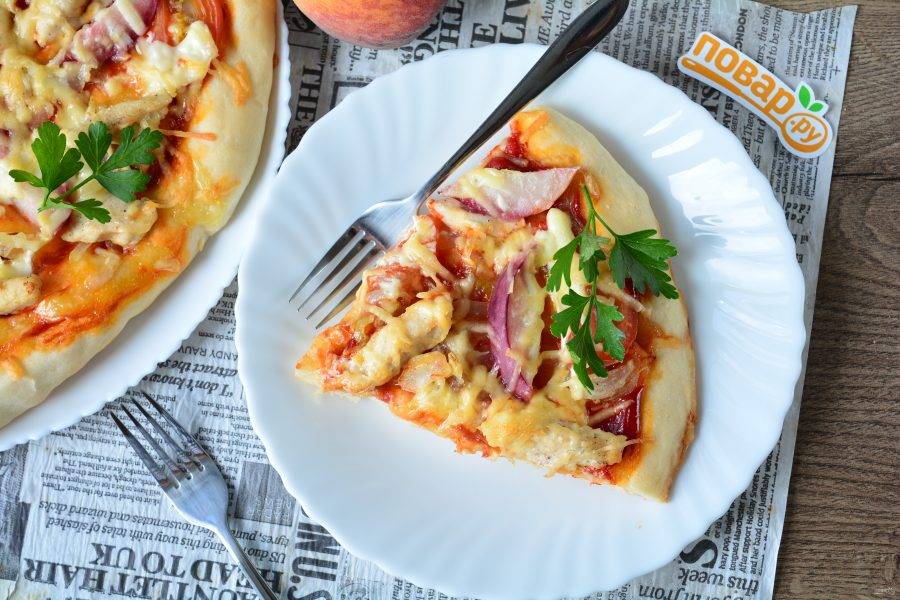 Разрежьте пиццу на кусочки и в теплом виде подавайте к столу. Приятного аппетита!
