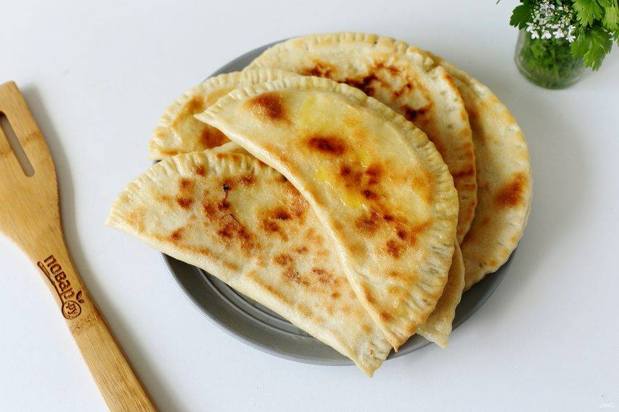 Горячие кутабы по желанию смажьте сливочным маслом со всех сторон.
