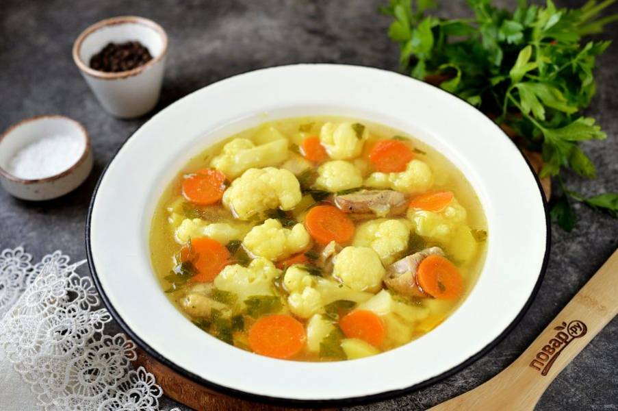 Спустя время разлейте вкусный и ароматный суп по порционным тарелкам и подавайте к обеденному столу. Приятного аппетита!