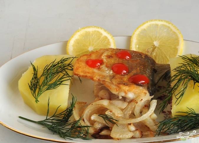 жареная рыба на сковороде с луком рецепт с фото | Дзен