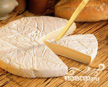 2. Отрежьте треугольный ломтик сыра, поместите его на один из крекеров.