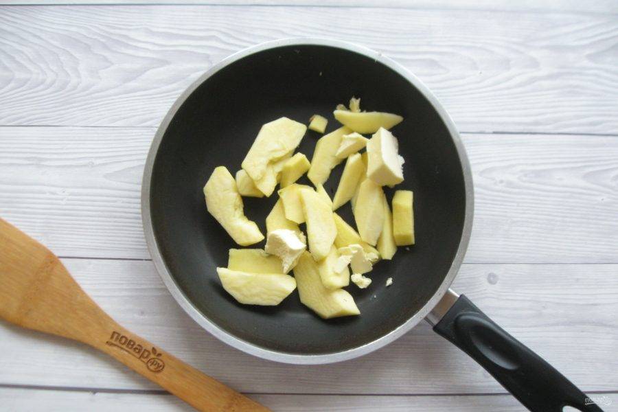 Яблоко помойте, очистите и нарежьте произвольно. Выложите в сковороду, добавьте сливочное масло. Тушите яблоки на небольшом огне до мягкости.