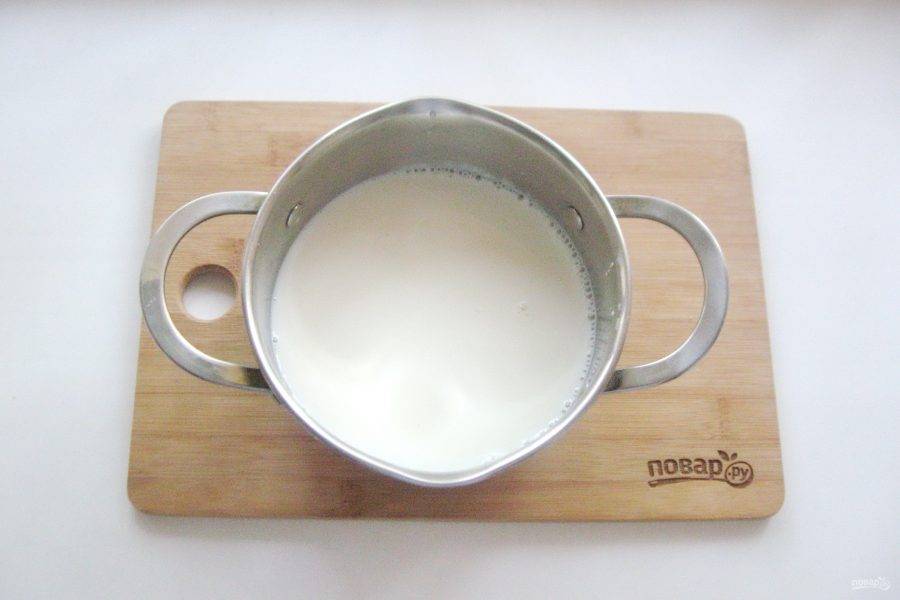 В кастрюлю налейте молоко, поставьте на плиту и доведите до кипения.
