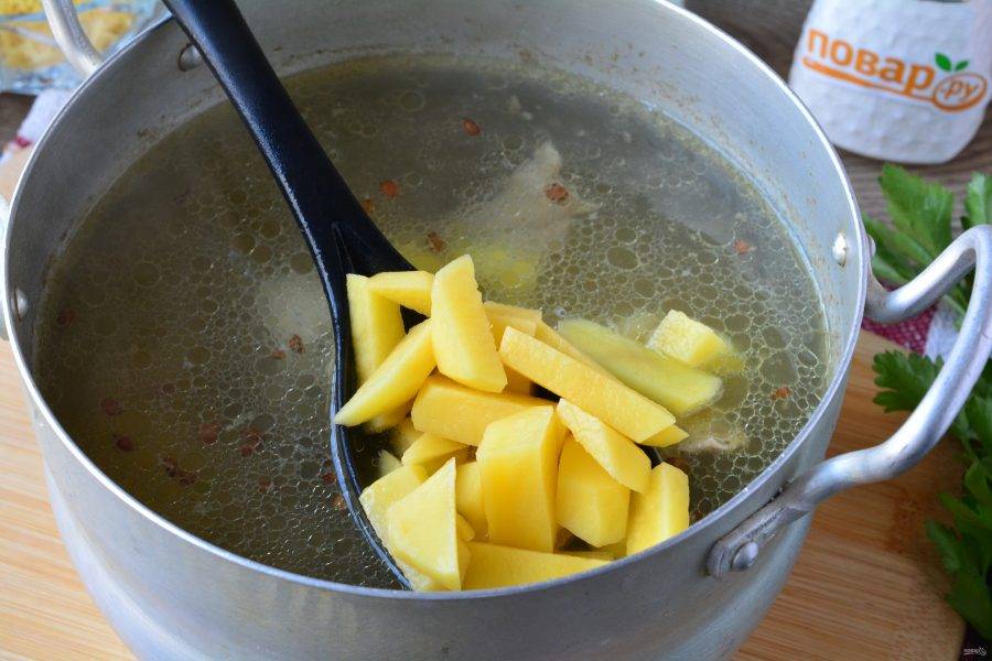 Затем всыпьте картофель и варите суп еще 10 минут. Затем попробуйте чечевицу, она должна быть мягкой, затем суп посолите.