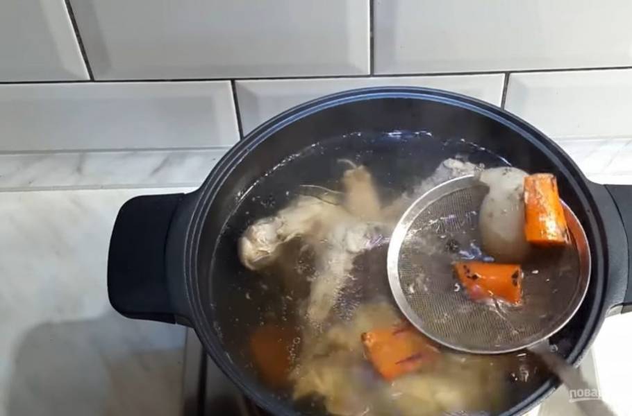 6.  Из готового бульона выньте овощи, куриный остов и окорочок. Мясо отварной курицы разделите на волокна и добавьте в суп. Дайте ему закипеть, добавьте горький перец и дайте покипеть в течение 5 минут. 
