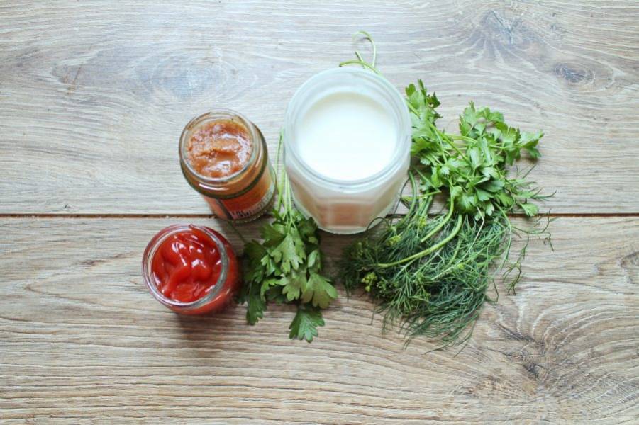 Подготовьте все необходимые ингредиенты для приготовления соуса из простокваши с томатной пастой. Зелень вымойте и обсушите.