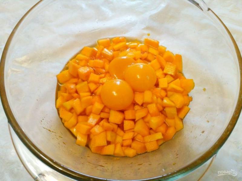 Спустя указанное количество времени кусочки тыквы обмякнут и окажутся в сладком сиропе. Теперь разделите яйца на белки и желтки и добавьте последние к кусочкам тыквы, перемешайте.