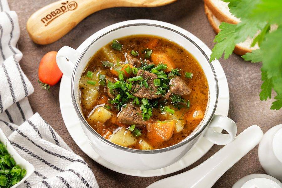 Подавать можно со свежей зеленью, вкус только приумножится.